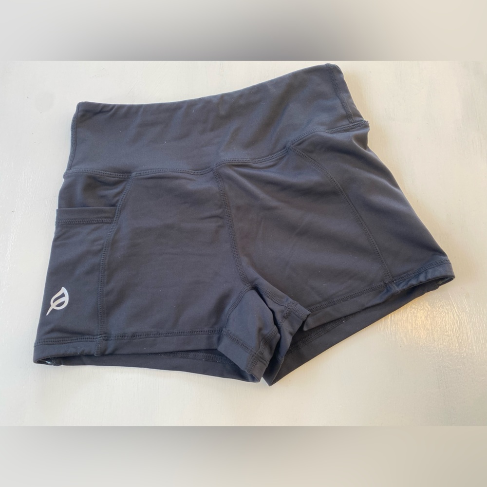 P’tula shorts with zippered pocket on the back size M